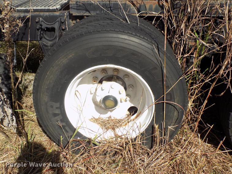 image for item DD5366 1995 International 8200 flatbed truck