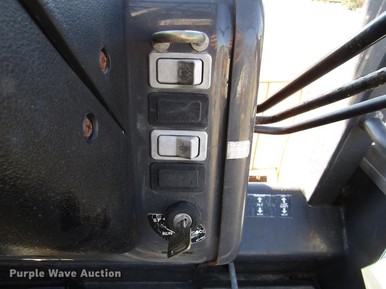 image for item DE5927 2010 Case 588G forklift