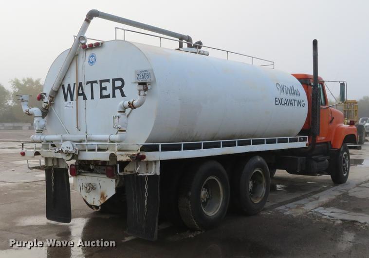 image for item DE6539 1980 International F2574 water truck