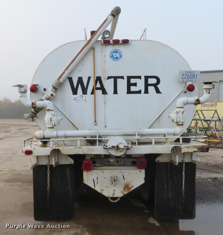 image for item DE6539 1980 International F2574 water truck