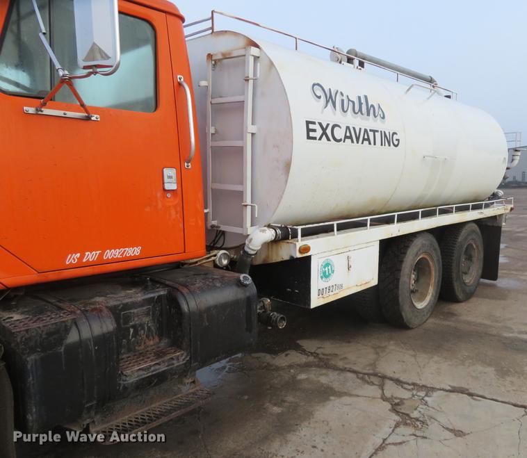 image for item DE6539 1980 International F2574 water truck