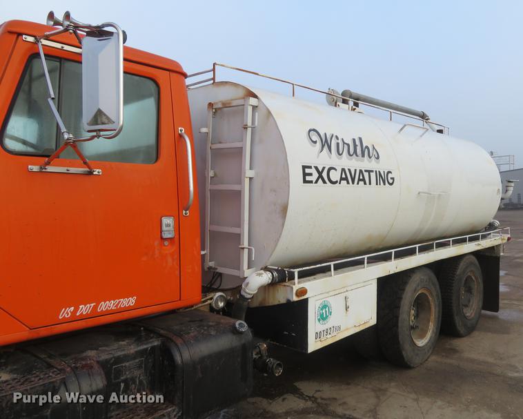 image for item DE6539 1980 International F2574 water truck