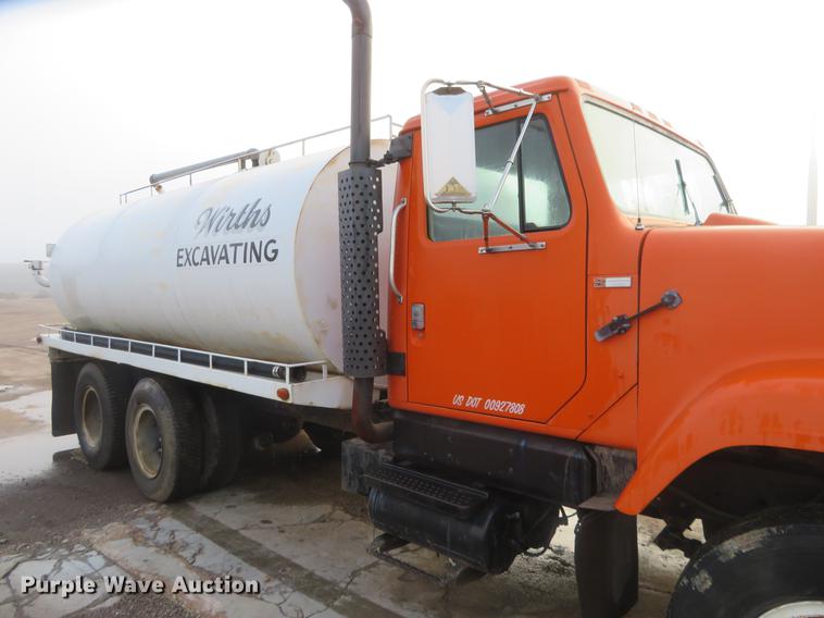 image for item DE6539 1980 International F2574 water truck