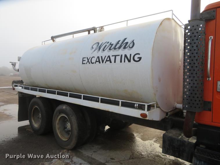 image for item DE6539 1980 International F2574 water truck