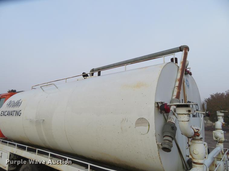 image for item DE6539 1980 International F2574 water truck