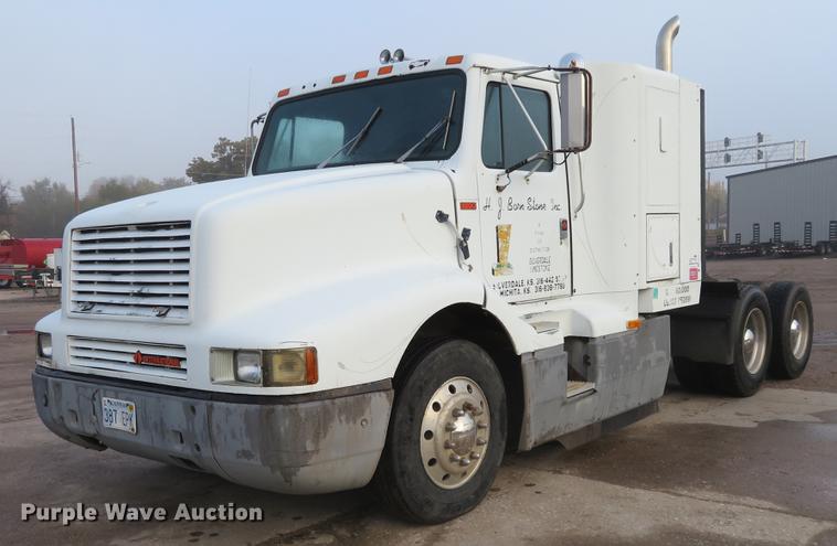 image for item DE6540 1989 International semi truck