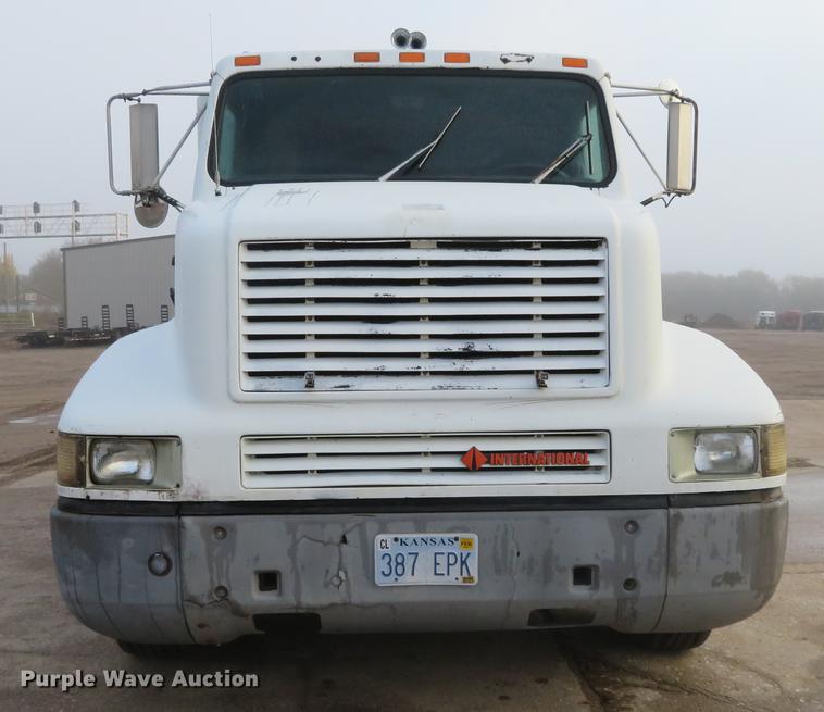 image for item DE6540 1989 International semi truck