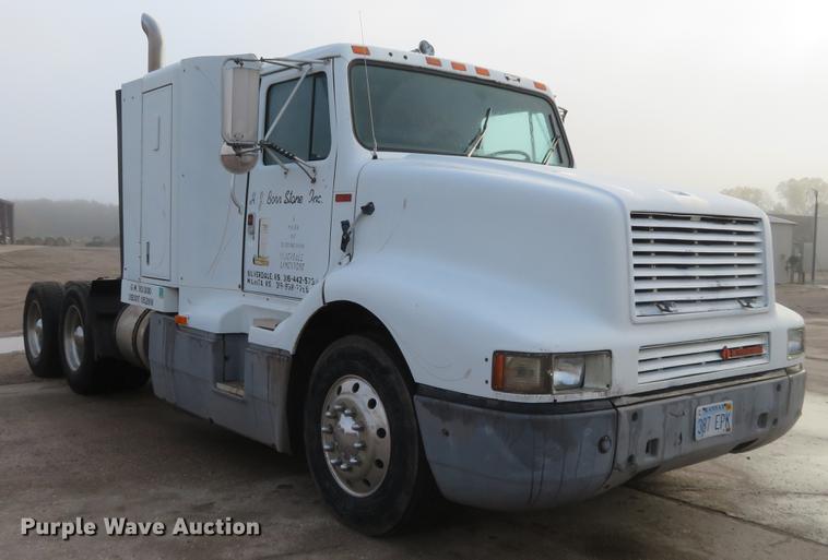 image for item DE6540 1989 International semi truck