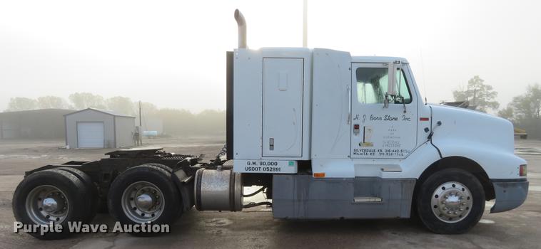 image for item DE6540 1989 International semi truck