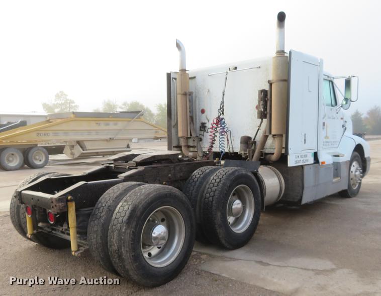 image for item DE6540 1989 International semi truck