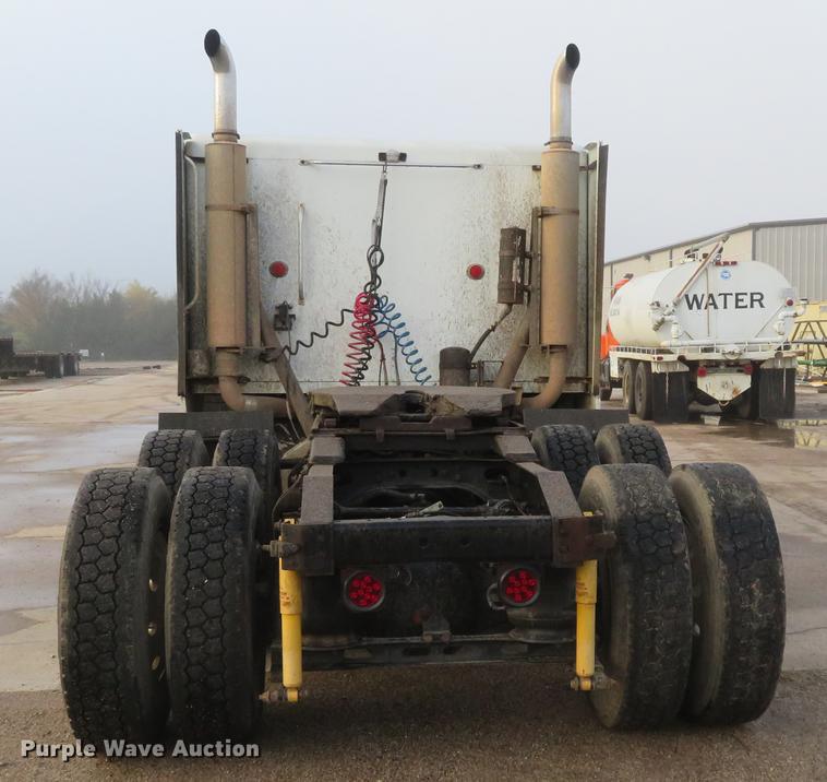 image for item DE6540 1989 International semi truck