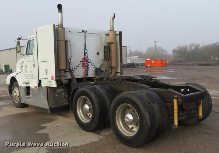 image for item DE6540 1989 International semi truck