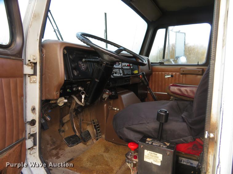 image for item DE6540 1989 International semi truck