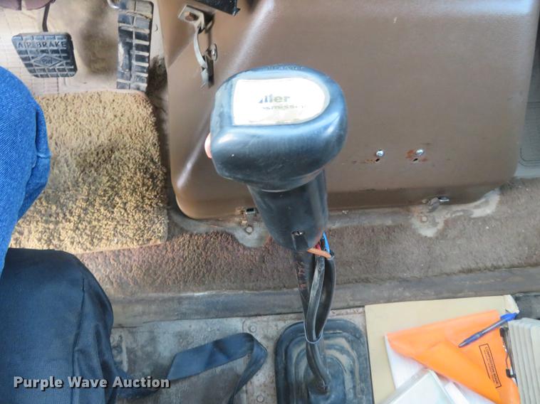 image for item DE6540 1989 International semi truck