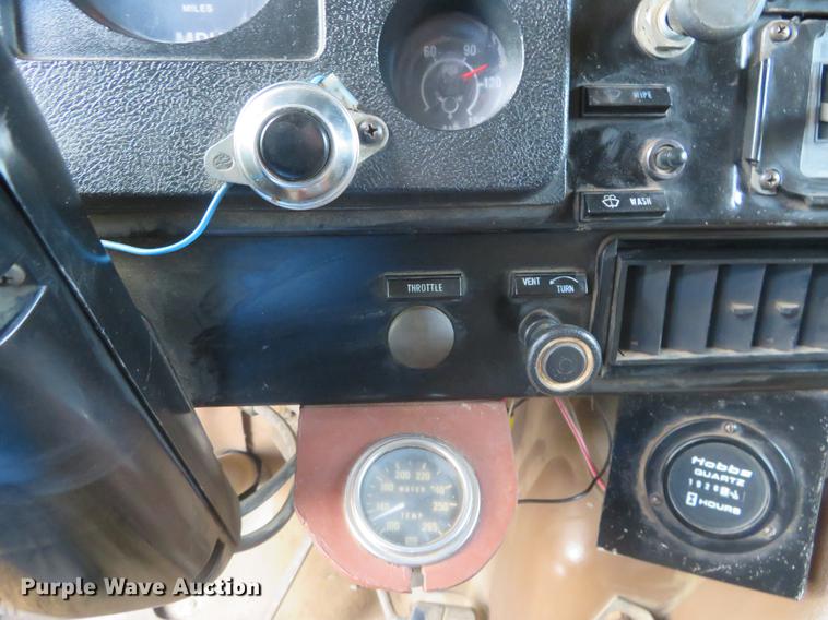 image for item DE6540 1989 International semi truck