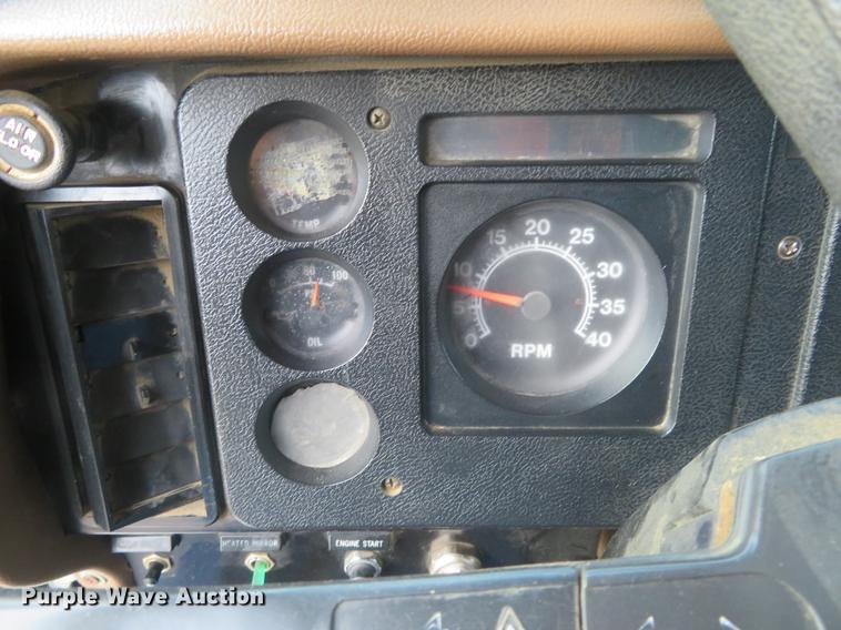 image for item DE6540 1989 International semi truck