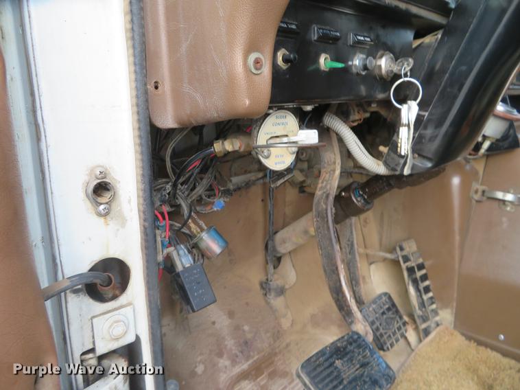 image for item DE6540 1989 International semi truck