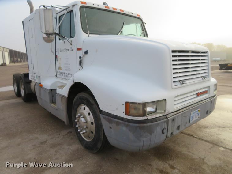 image for item DE6540 1989 International semi truck
