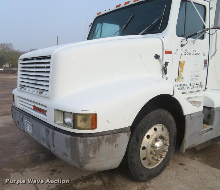image for item DE6540 1989 International semi truck