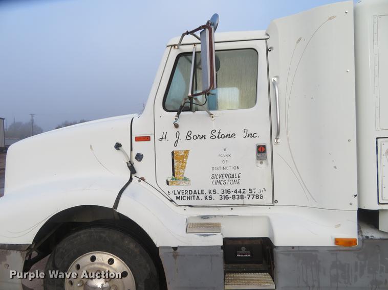image for item DE6540 1989 International semi truck