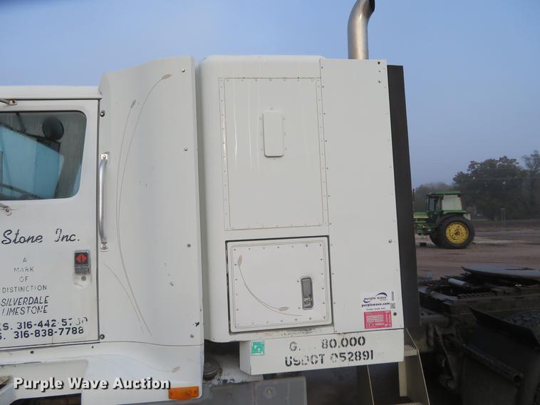 image for item DE6540 1989 International semi truck