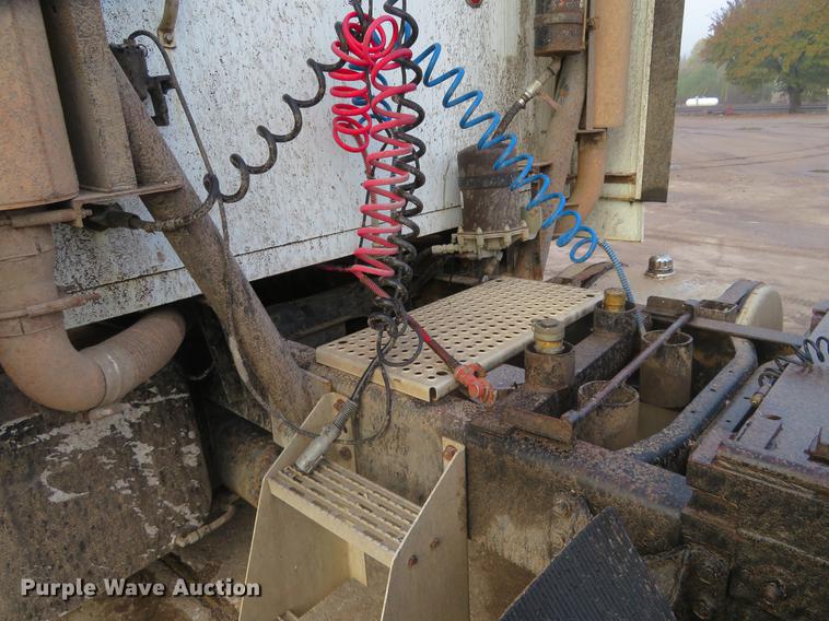 image for item DE6540 1989 International semi truck