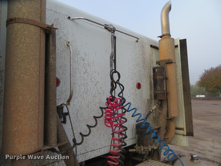 image for item DE6540 1989 International semi truck