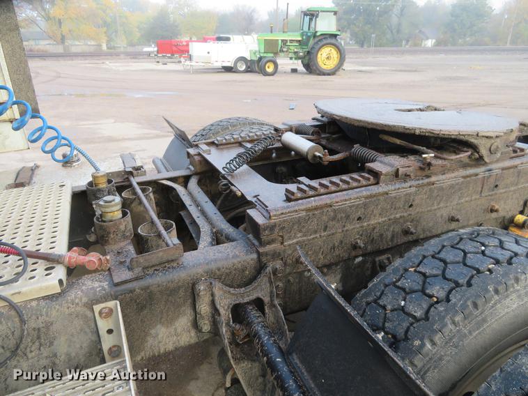 image for item DE6540 1989 International semi truck