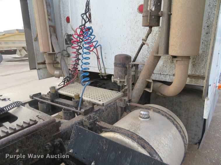 image for item DE6540 1989 International semi truck