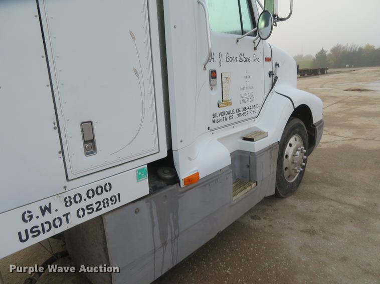 image for item DE6540 1989 International semi truck