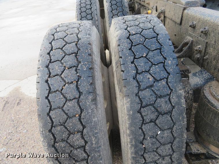 image for item DE6540 1989 International semi truck