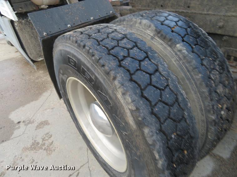 image for item DE6540 1989 International semi truck