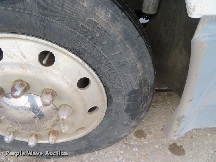 image for item DE6540 1989 International semi truck