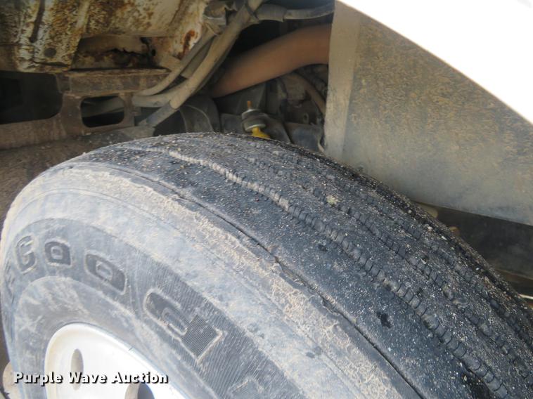 image for item DE6540 1989 International semi truck