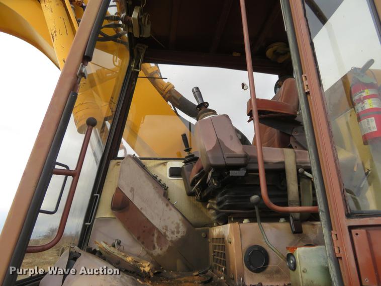 image for item DE6543 Case 220B excavator