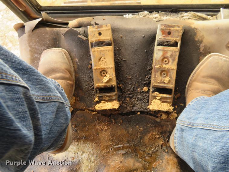 image for item DE6543 Case 220B excavator