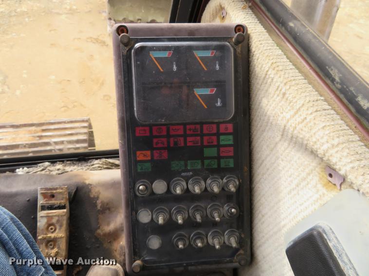 image for item DE6543 Case 220B excavator