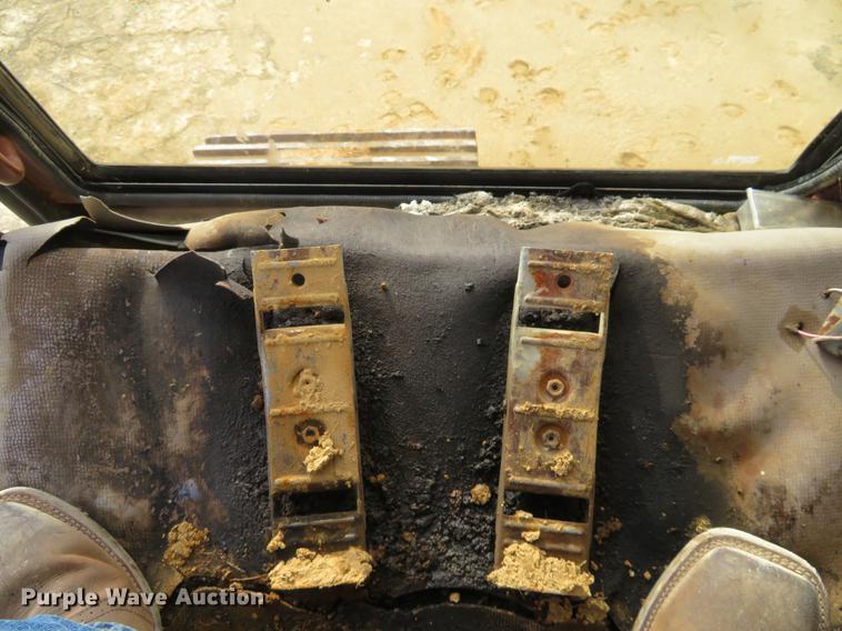 image for item DE6543 Case 220B excavator