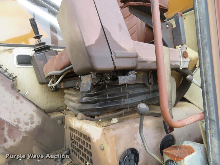 image for item DE6543 Case 220B excavator