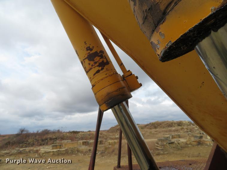 image for item DE6543 Case 220B excavator