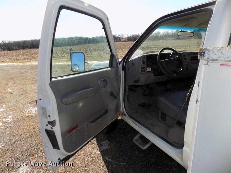 image for item DE7548 2000 Chevrolet C3500 bucket truck