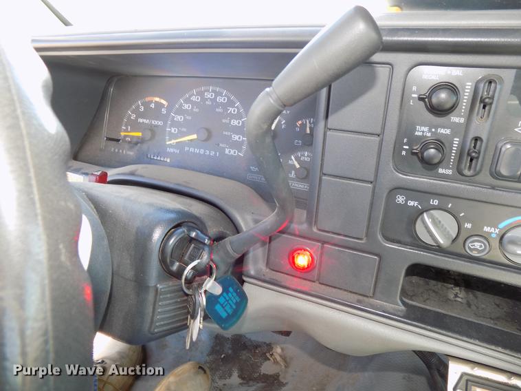 image for item DE7548 2000 Chevrolet C3500 bucket truck