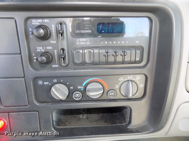 image for item DE7548 2000 Chevrolet C3500 bucket truck