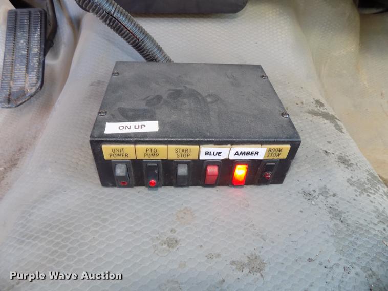 image for item DE7548 2000 Chevrolet C3500 bucket truck