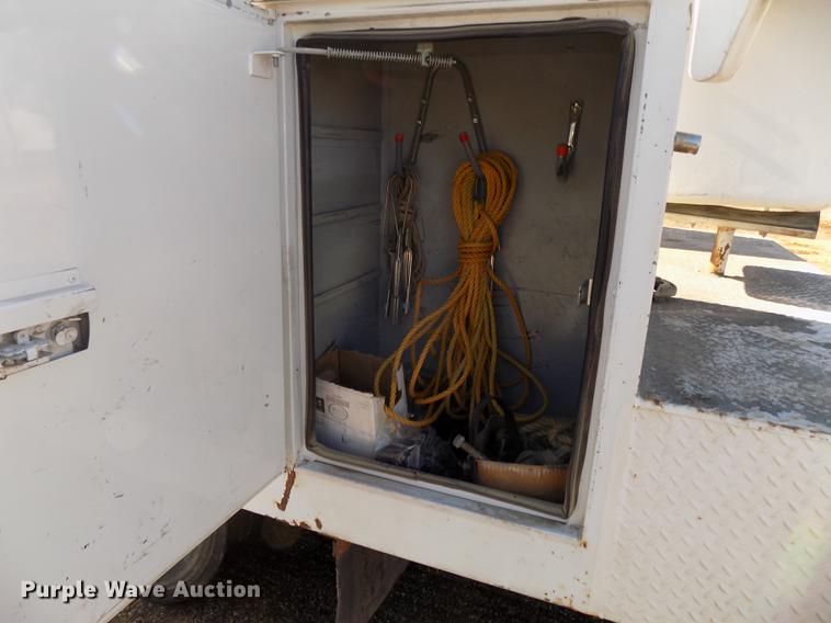 image for item DE7548 2000 Chevrolet C3500 bucket truck