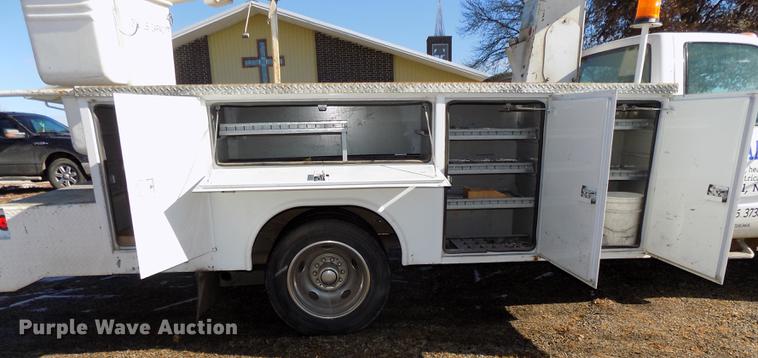 image for item DE7548 2000 Chevrolet C3500 bucket truck