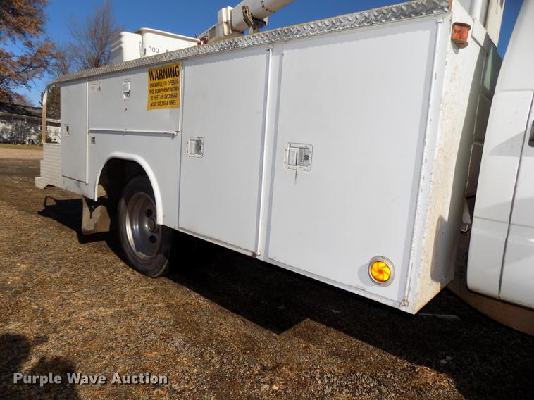 image for item DE7548 2000 Chevrolet C3500 bucket truck