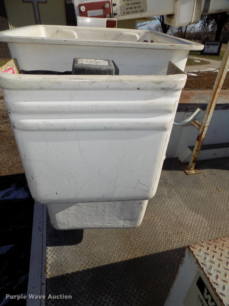 image for item DE7548 2000 Chevrolet C3500 bucket truck