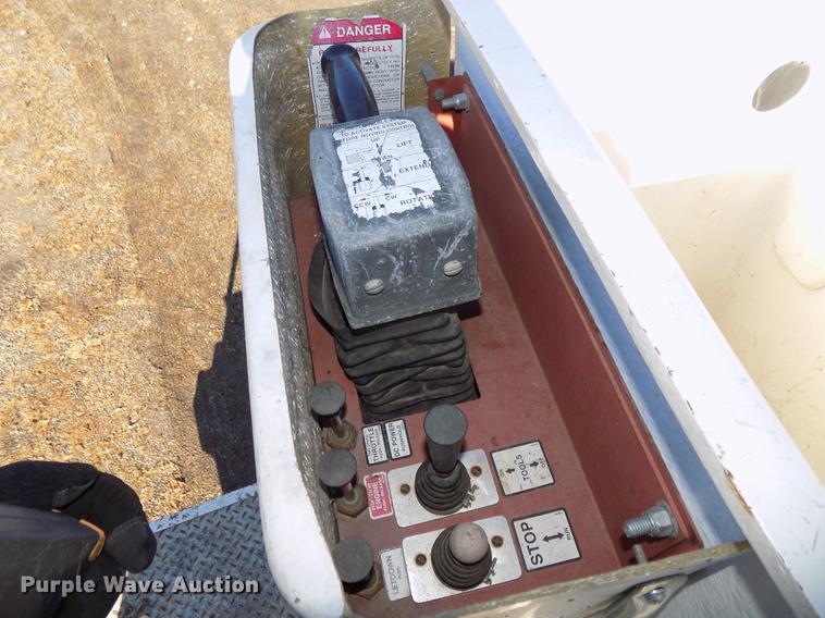 image for item DE7548 2000 Chevrolet C3500 bucket truck