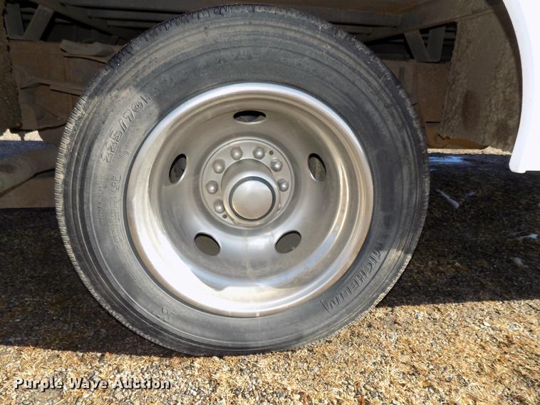 image for item DE7548 2000 Chevrolet C3500 bucket truck